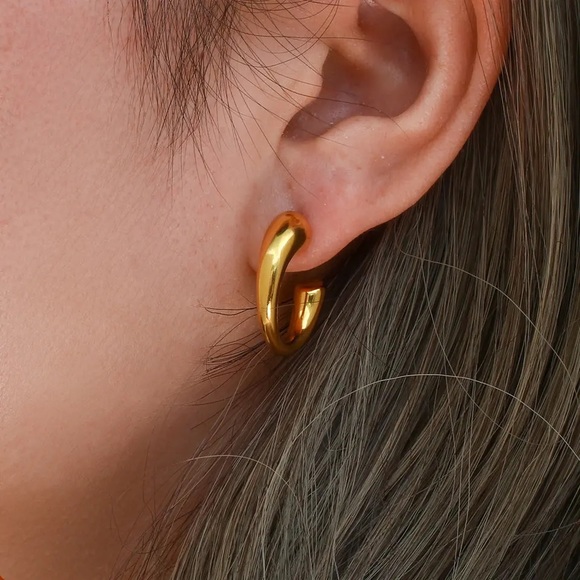 ◾️18k Gold Plated Minimalist C- Shaped Hoop Earrings - Picture 3 of 9